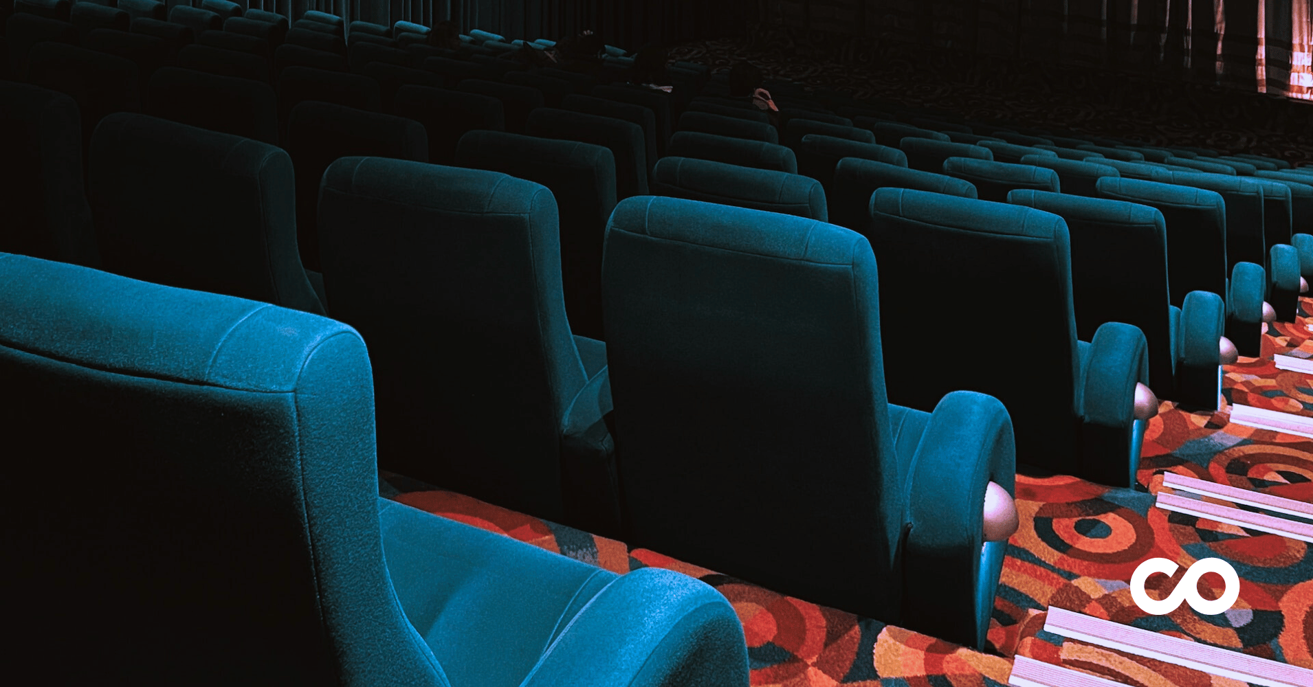 Salle de cinéma avec de la moquette