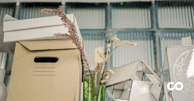 Cartons de déménagement d'un bureau avant réemploi d'une moquette