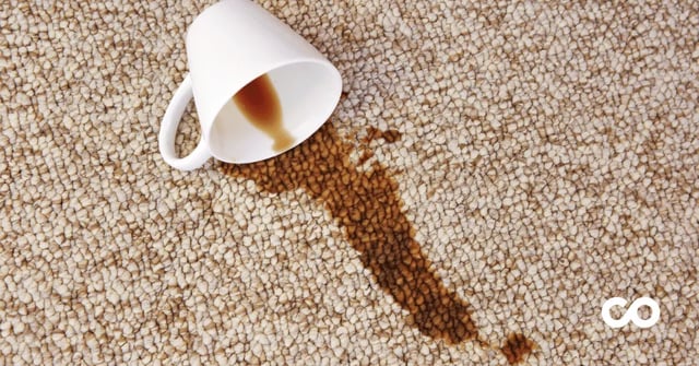Tâche de café sur une moquette d'entreprise 